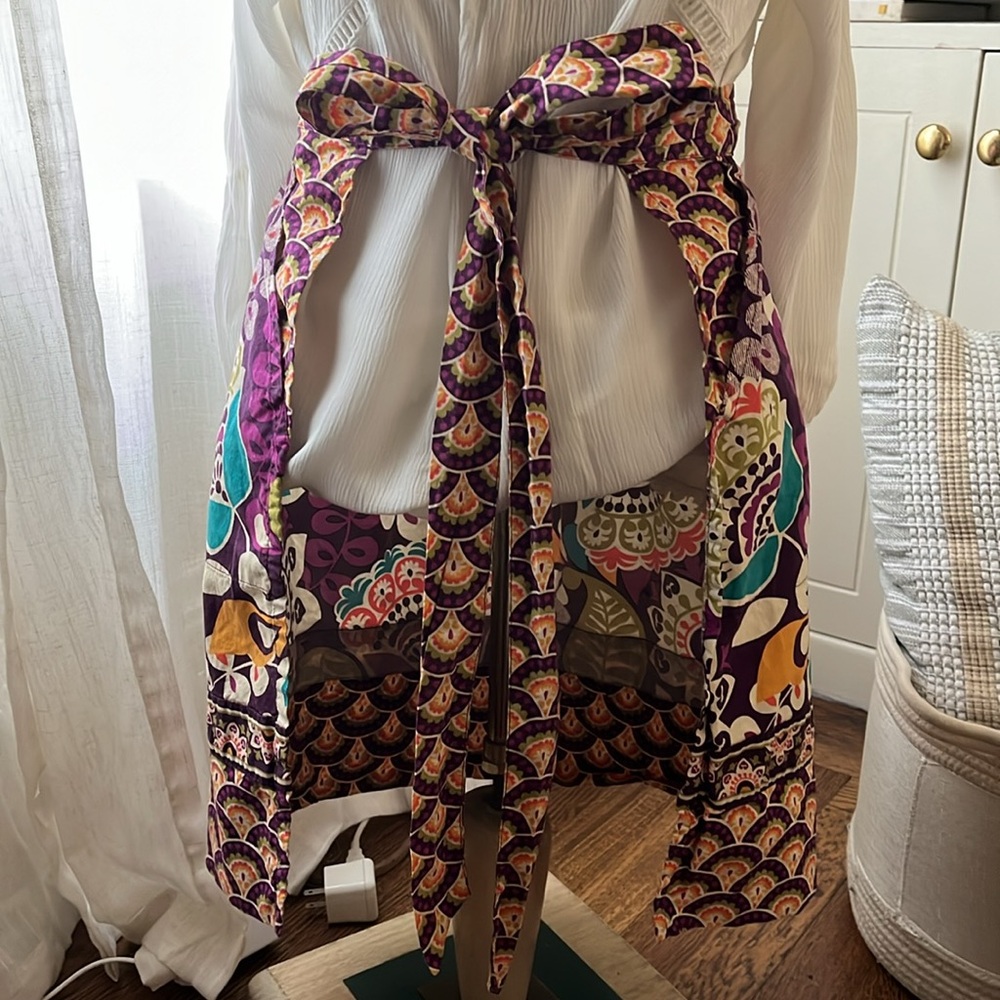 Signature Vera Bradley Print Apron in Plum Crazy - Picture 2 of 5